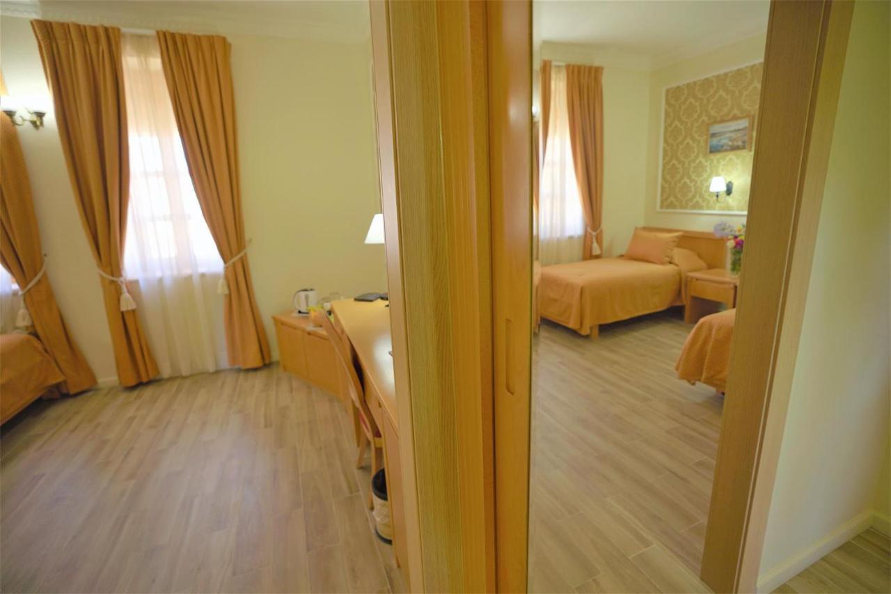 מלון Sergei Palace 4*